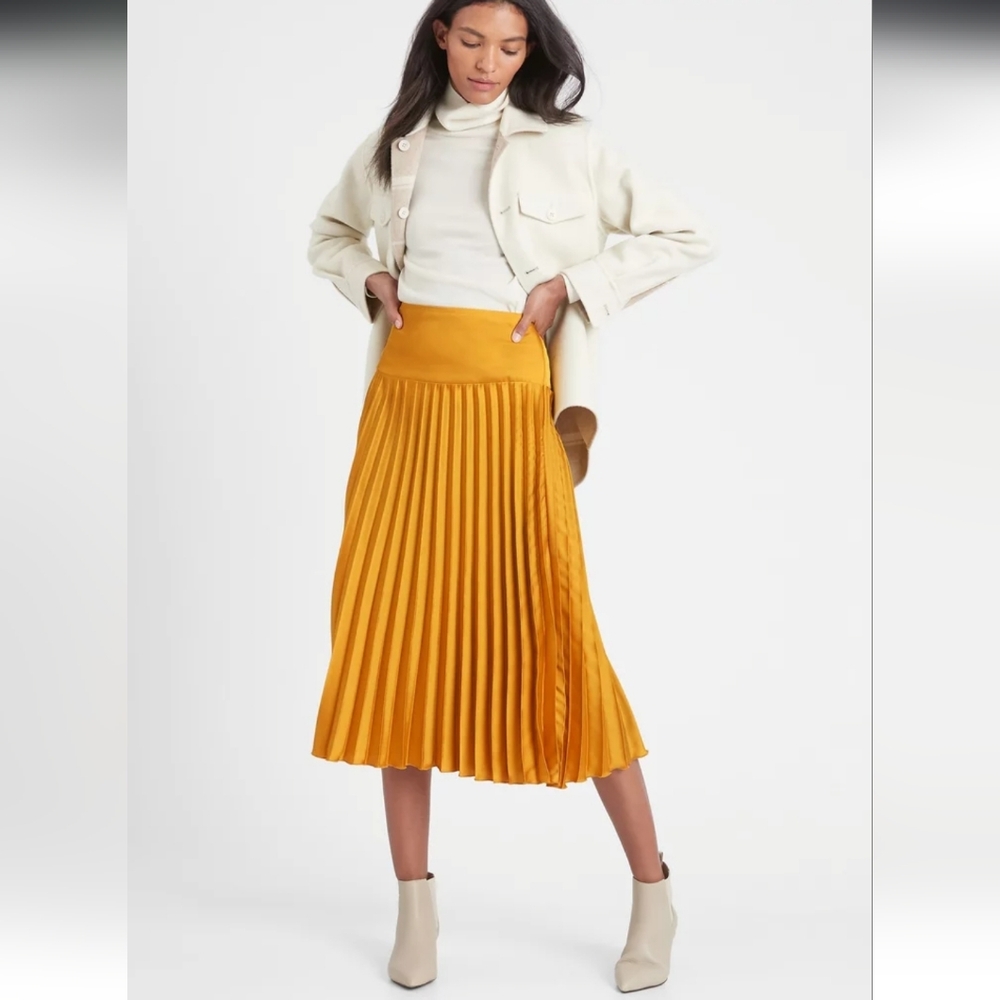 🌟NWT Banana Republic Gold Pleated Skirt
